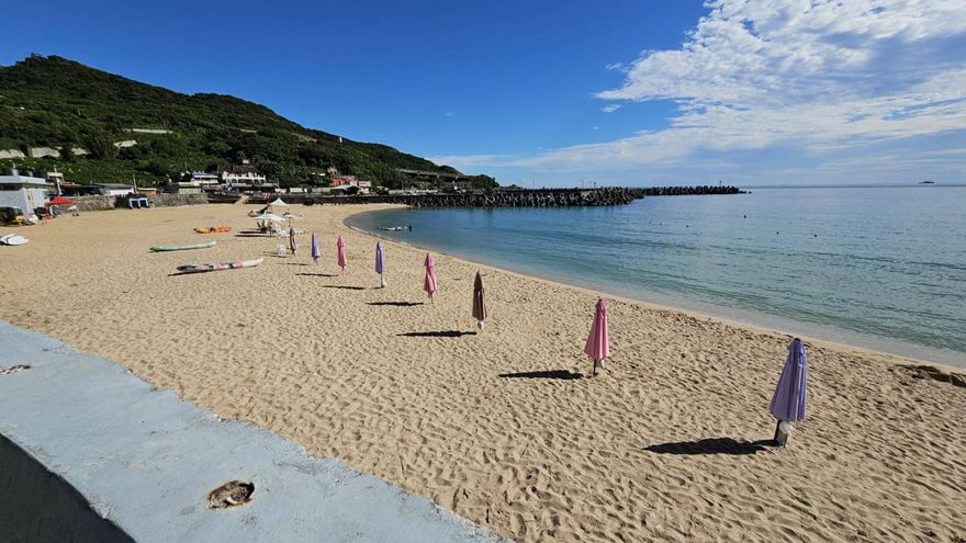 大武崙沙灘遭業者插滿陽傘　遊客怒：沒付錢沒資格停留？
