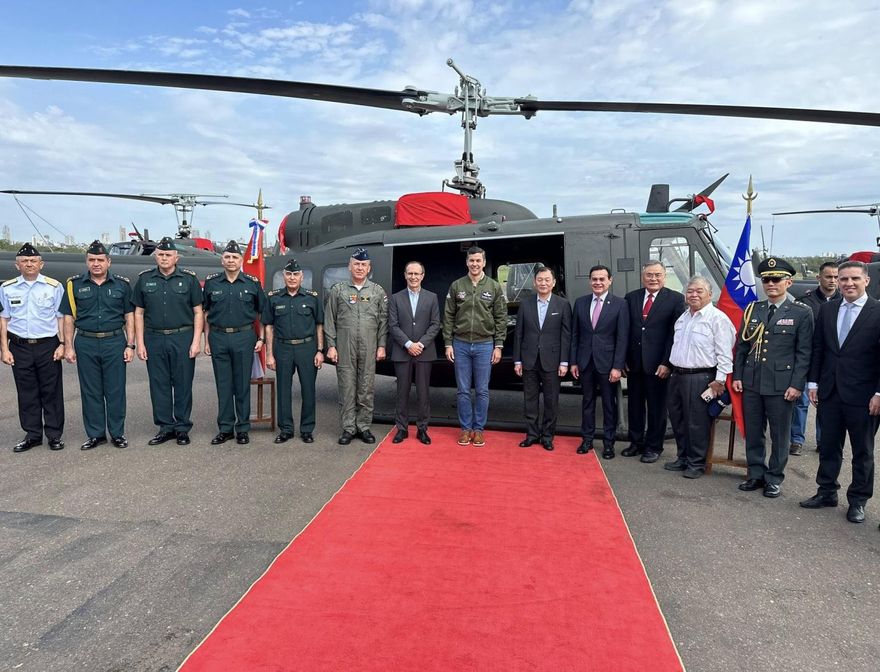 國軍再度援贈巴拉圭UH-1H直升機　貝尼亞總統出席交接儀式