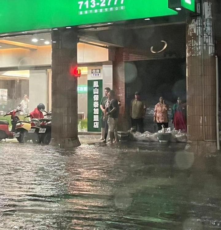 高雄多區炸雷雨！民眾下班變「踏浪」旗津3000戶大停電
