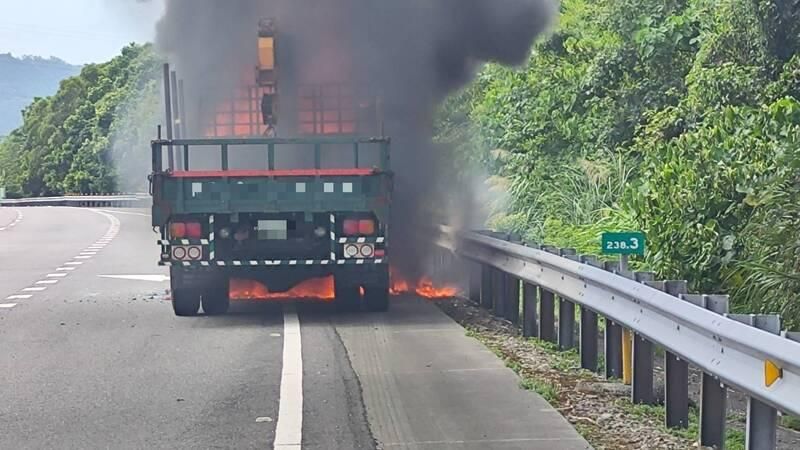南投國道大火！「巨量濃煙蓋車道」直擊