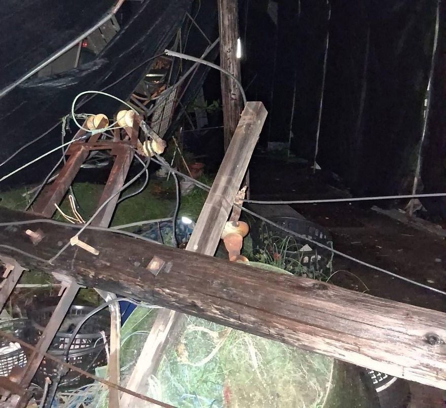大雷雨惹禍！高雄旗津造船廠鷹架倒塌　壓毀電桿釀停電