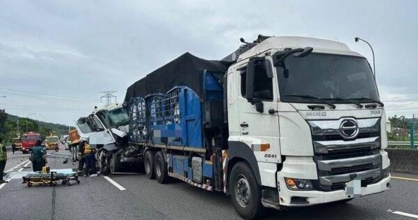 國道3號砂石車追撞大貨車駕駛送醫　一度回堵4公里