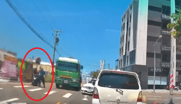 桃園騎士載妻女遭逼車　貨車司機竟下車「持棍棒打頭」
