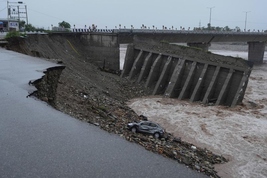 暴雨襲印喜馬拉雅地區！大橋倒塌車墜落　朝聖路線山崩30死
