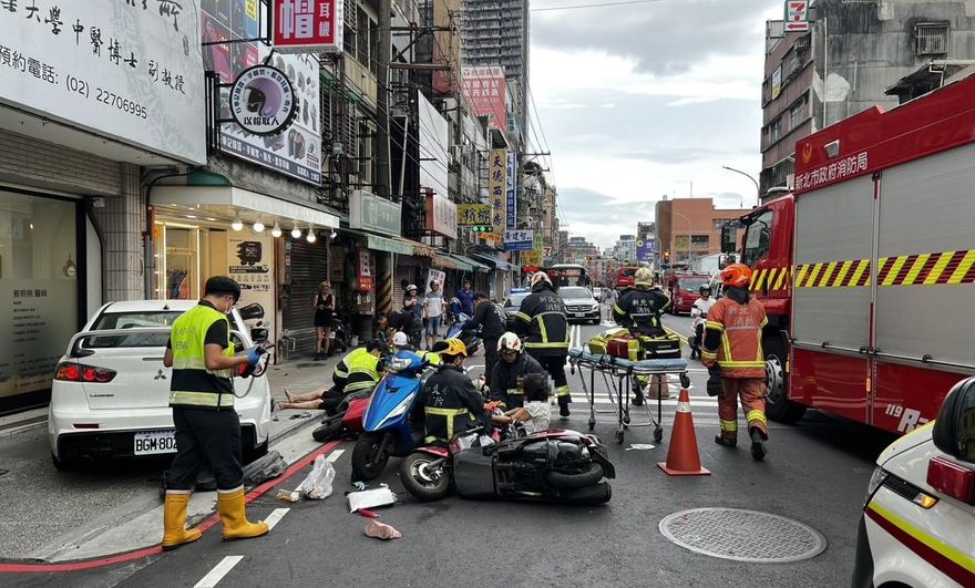 影/又是無照！新北土城汽車暴衝逆向撞7車　6人受傷