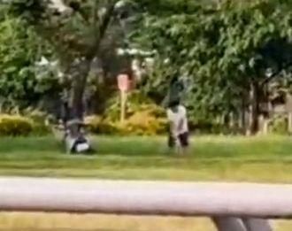 影/高捷大寮站旁驚見男「揮打高爾夫！」路人險遭擊中