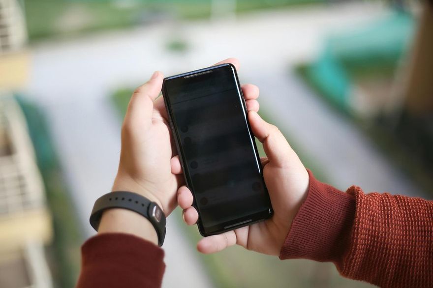 年輕人社群成癮「凌晨還在滑IG」　南韓立法禁學生上課用手機