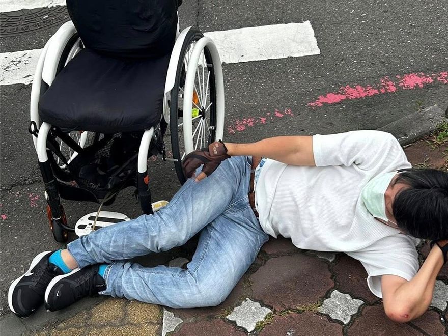 台南人行道不平釀禍　無障礙協會理事長重摔出事