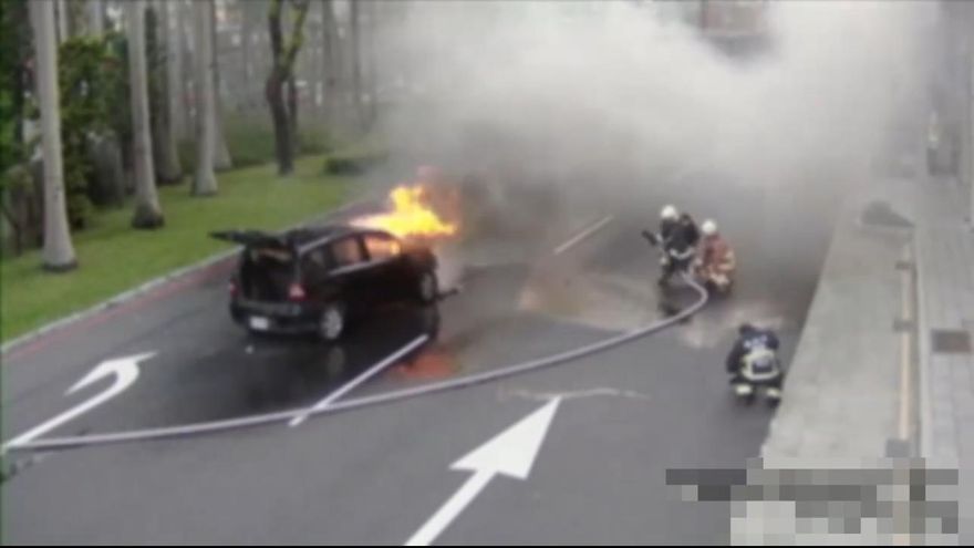 影/板橋華江橋下火燒車　休旅車行進間竄火4人跳車
