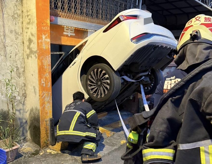 三峽轎車卡機械停車場　後輪懸空駕駛受困