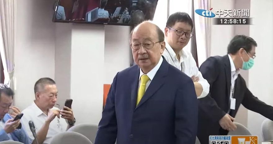 傳過半綠委簽連署書要撤換柯建銘　柯妻淚訴：讓他當完總召