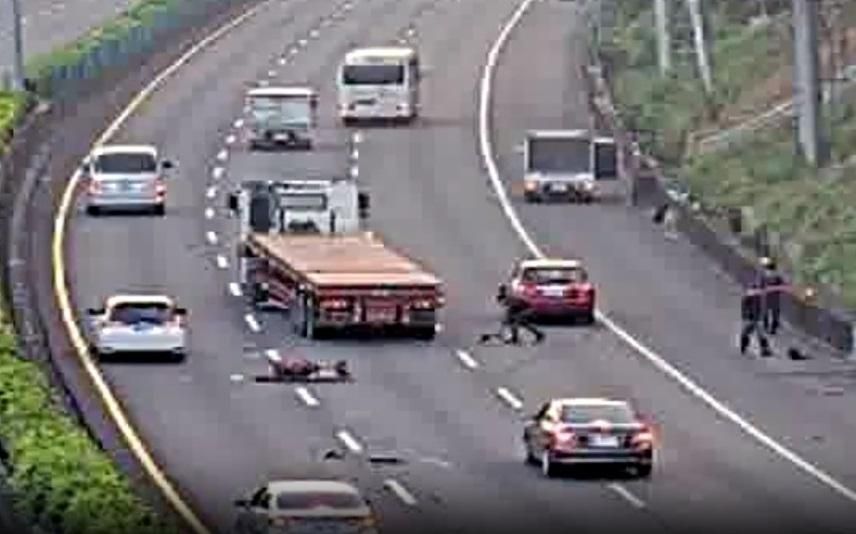 國道一號清晨嚴重自撞　三車道全是碎片
