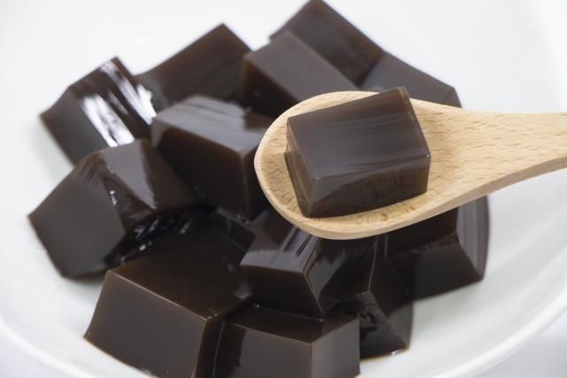 仙草茶防痛風降血糖！冷底體質加「龍眼乾或大棗」可化解