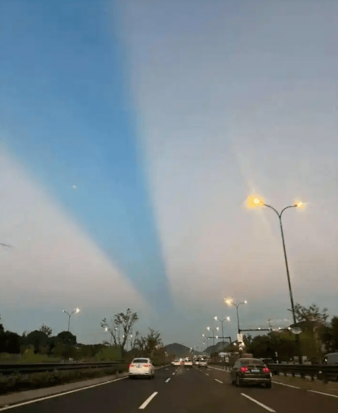 傳說中鵲橋？七夕前夕江浙滬天空現罕見藍光束　專家揭密成因