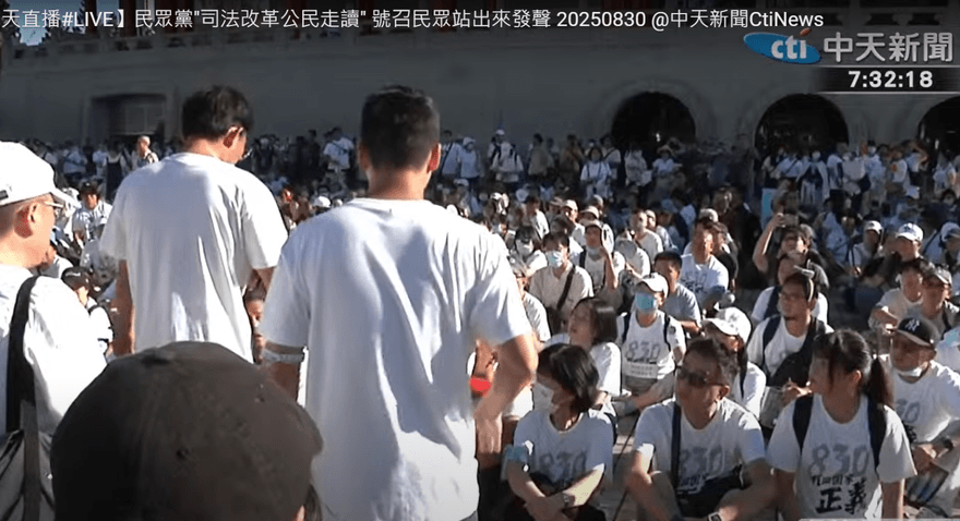 直擊／小草不怕熱！柯案遭搜周年　柯媽、陳佩琪現身830走讀怒吼