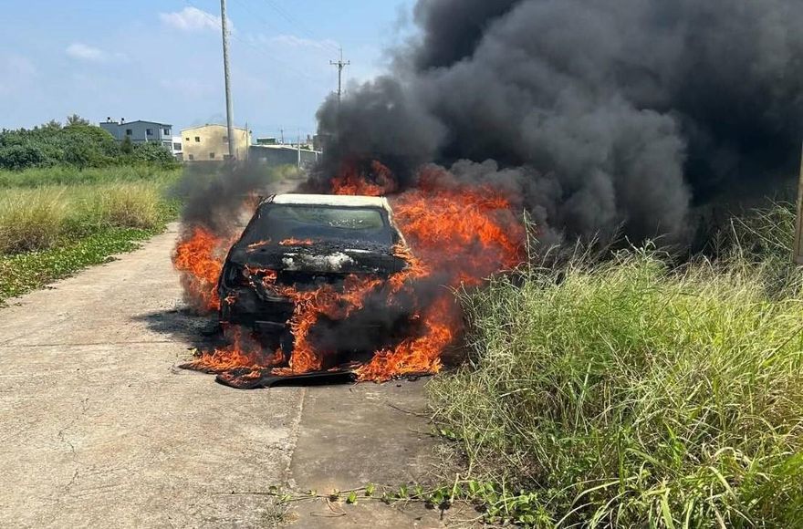 影/苗栗「轎車遭烈火吞噬」！車主：下車前在車內抽菸