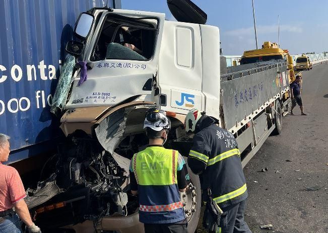 彰化西濱驚悚車禍！貨車猛撞聯結車　駕駛卡車廂險斷腿
