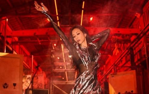 55歲莫文蔚透視裝辣曬S曲線　組限定樂團飆《易經》