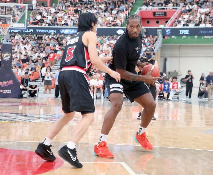 NBA/球星雷納德桃園巨蛋互動　秀球技「撲克臉」還撂台語