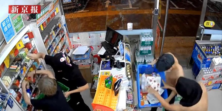 影/無人超商「零元購」？陸4蒙面男無視店員隔空喊話照洗劫