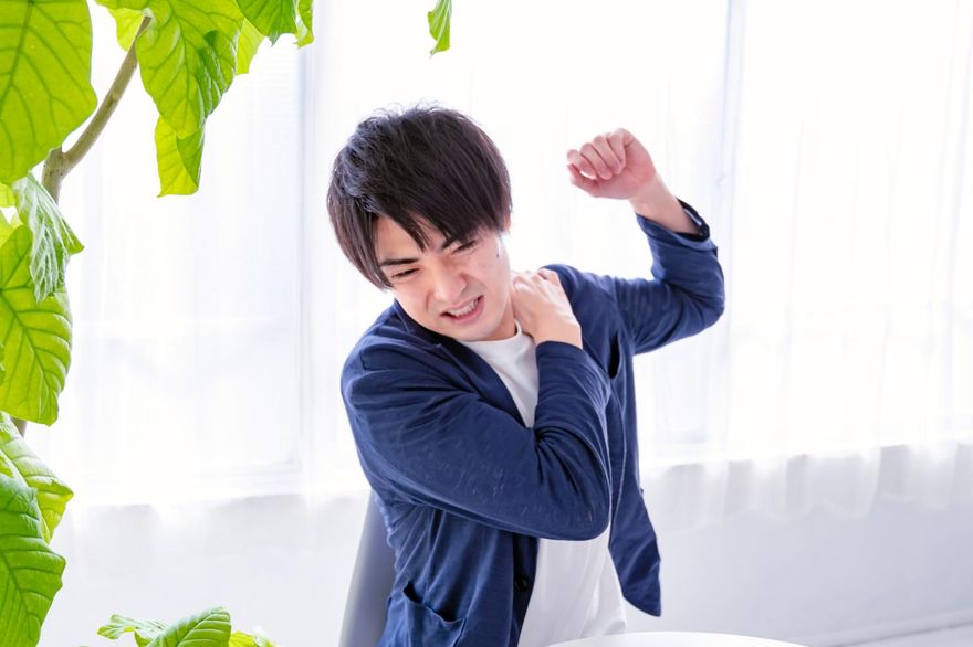 不是中年人的專利！32歲設計師「手舉不起」罹五十肩