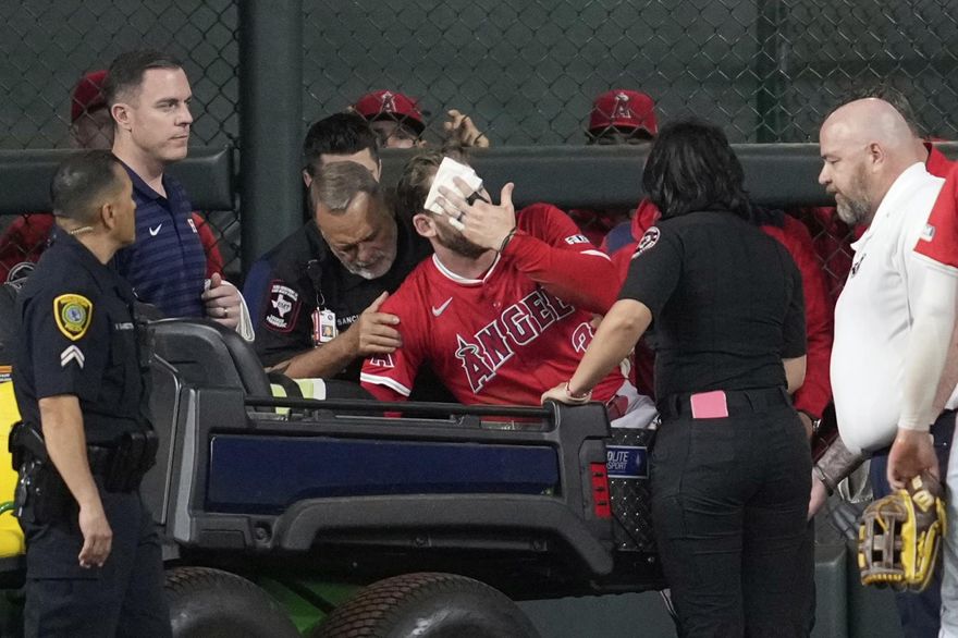 MLB/天使外野手拿臉撞記分板！　臉爆血送醫縫傷口