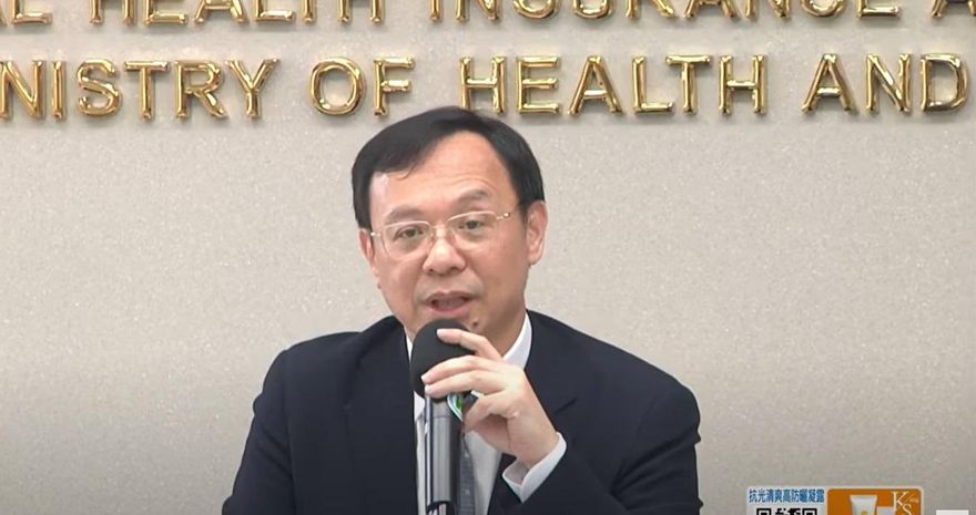 衛福部長交接！邱泰源叮嚀「勿脫稿」　石崇良撐不到3分鐘就失敗