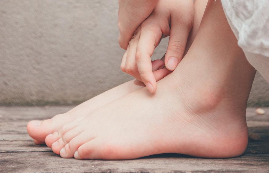 腳踝腫脹恐是脂肪肝、心臟衰竭！若持續「水腫」快就醫