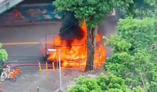 影/新店路邊駭人火海　貨車車頭燒到剩殘骸
