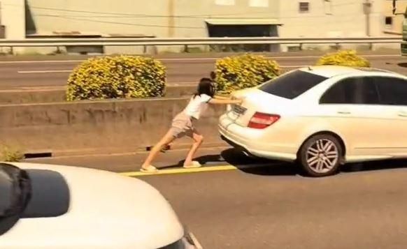 影/直擊！國道「神力女超人」內線手推故障賓士50米