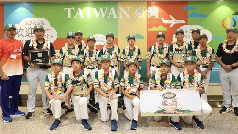東園國小奪少棒冠軍！開學滿滿棒球元素　「帥一下」迎新生