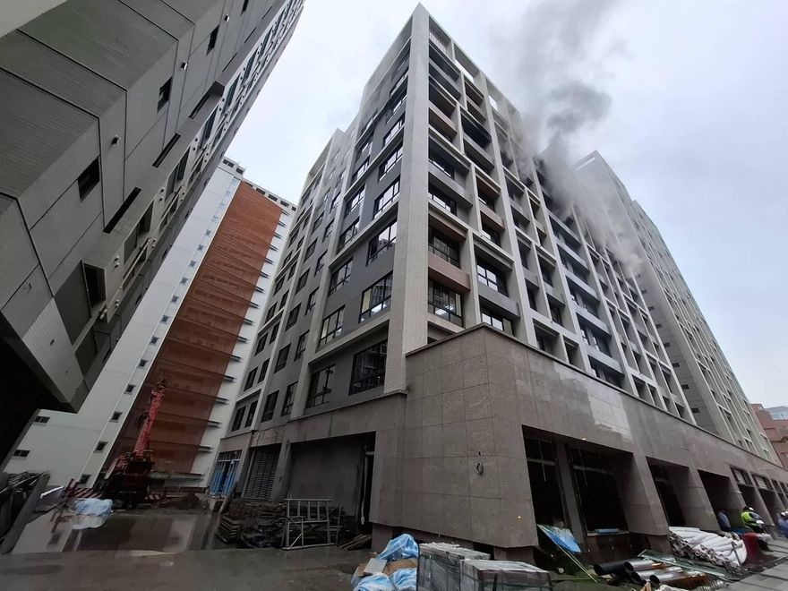 影/恐怖！土城建案工地8樓竄濃煙　2工人受困驚險救援