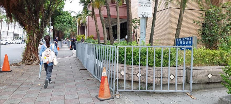 館長率小草旁聽！彭振聲哭訴「家破人亡」再開庭　北檢外架拒馬