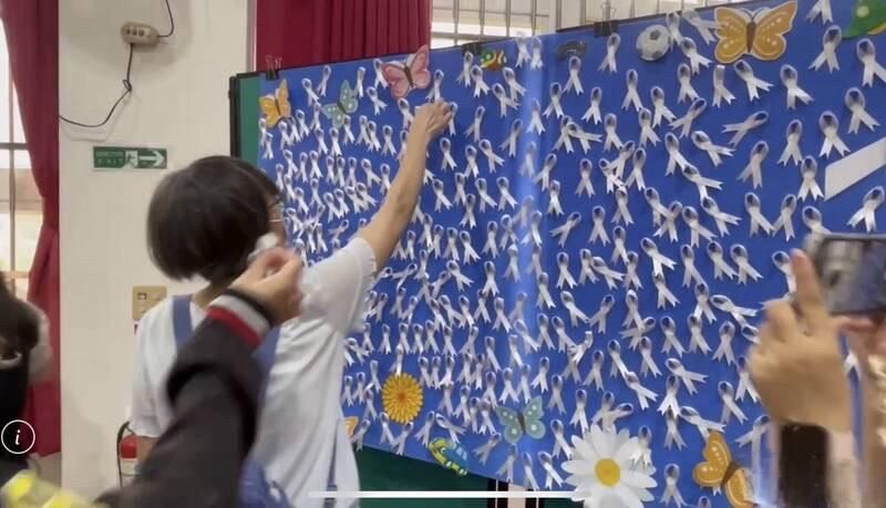 白絲帶飄揚！中壢「弦樂兄妹」身亡火場　1300師生追思