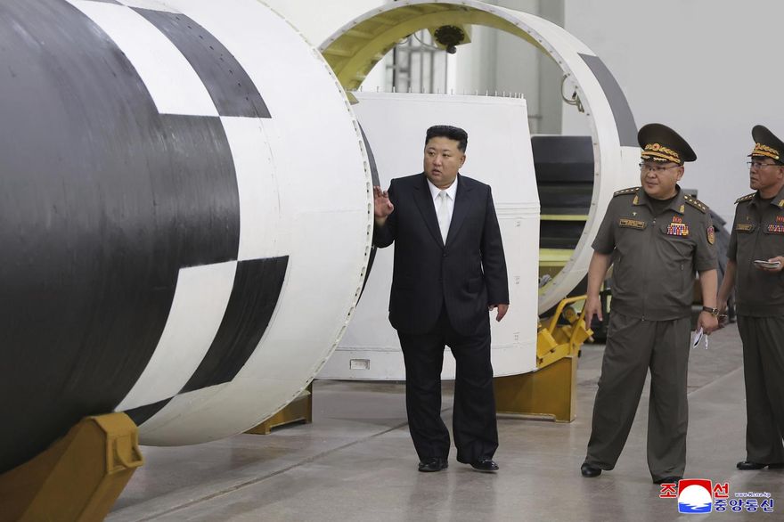 威嚇美？金正恩赴陸前視察飛彈研究所　暗示新洲際飛彈研發中