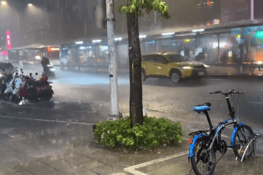 直擊台北市傍晚驚人雷雨！強風吹歪路人　驚喊：雷聲也太大
