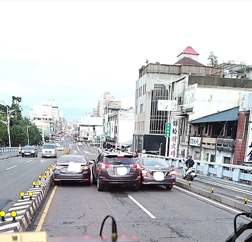 急啥？三車並排卡陸橋　塞1hr害交通大亂