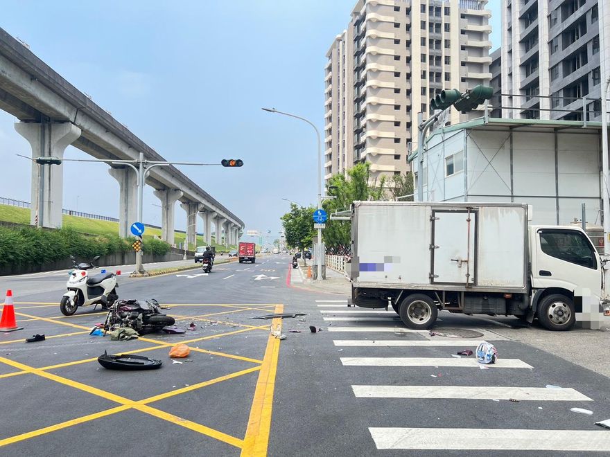三重死亡車禍！貨車左轉碰撞機車　39歲騎士搶救不治