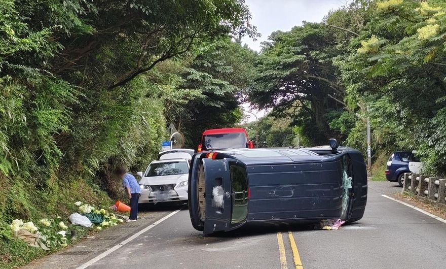 陽明山休旅車自撞翻車　夫妻上山採花狼狽送醫