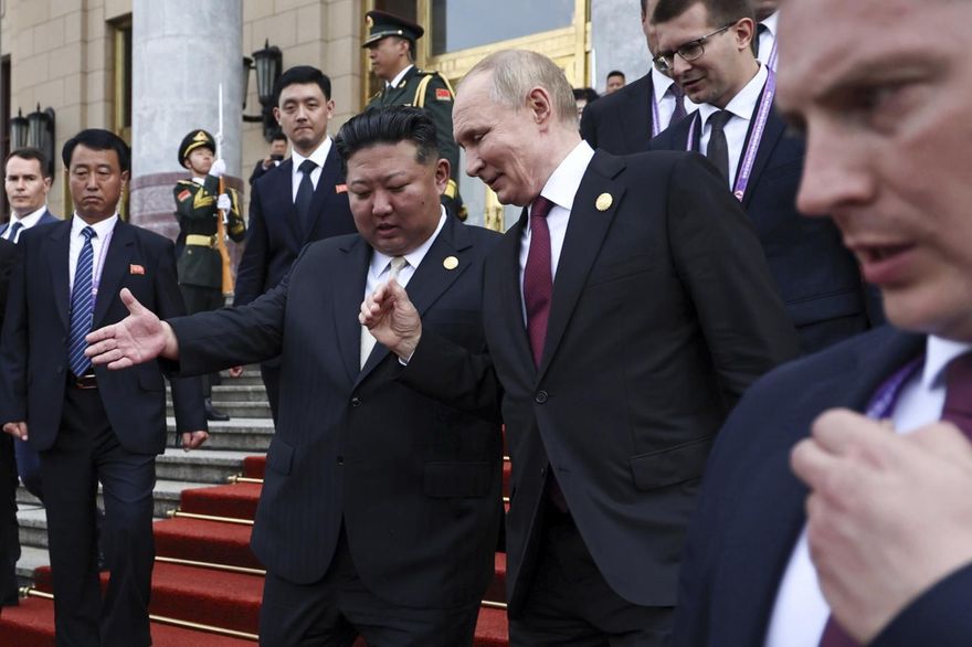 影/怕生物資訊洩漏？金正恩特勤狂擦他坐過的椅子　水杯也收走