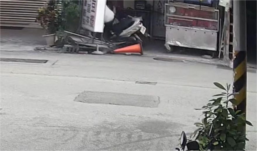 台中西屯嚴重車禍　機車伯「撞進路邊攤」命危搶救中
