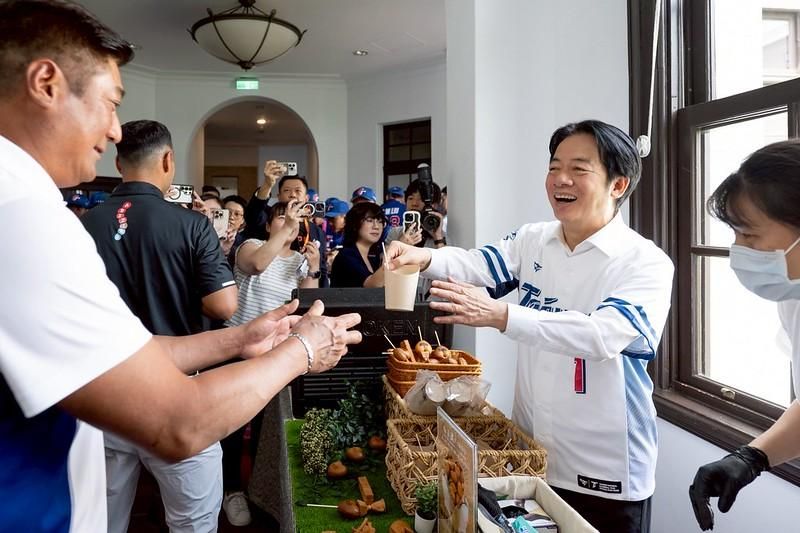 台灣棒球創三冠佳績　賴清德在總統府辦早餐款待英雄