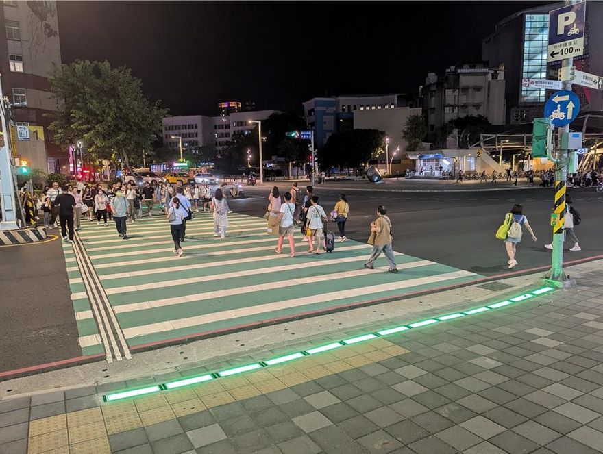 行人地面警示燈上路！「隨號誌發光」保障行人、駕駛安全
