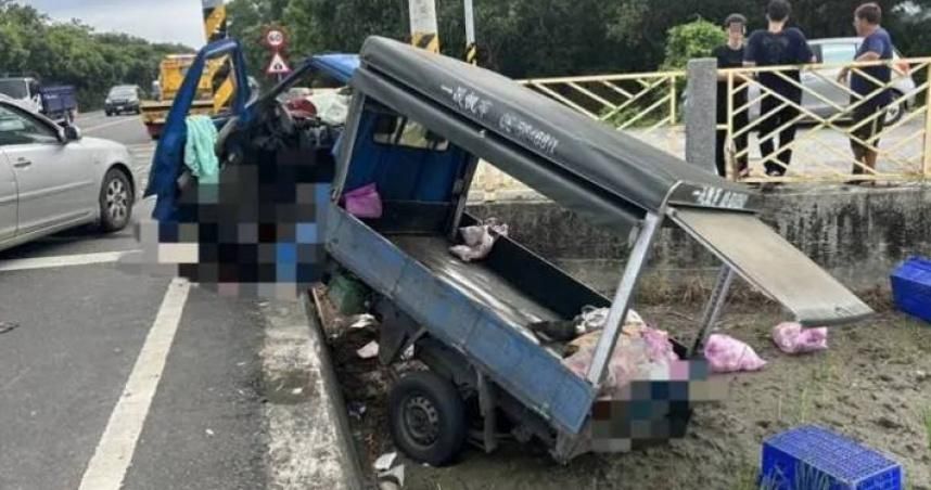 載著孩子等紅燈被追撞！屏東小貨車駕駛撞電桿身亡