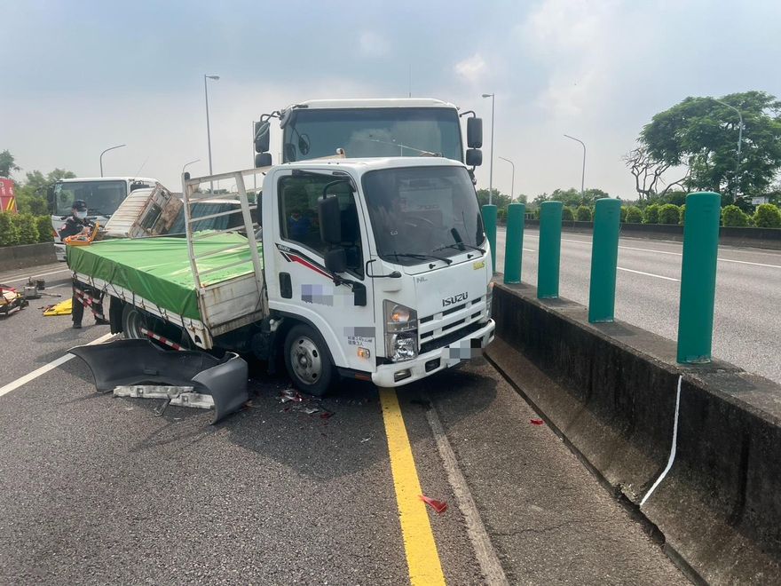 影/國8嚴重車禍！5車「撞成一團」現場慘烈　1人急送醫