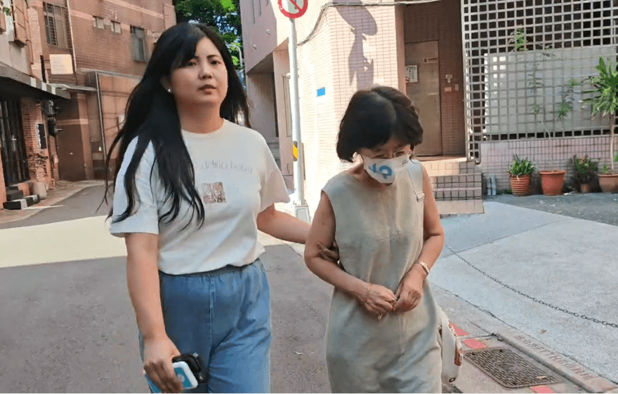 影/陳佩琪現身銀行「笑容藏不住」　籌錢辦柯文哲7000萬交保