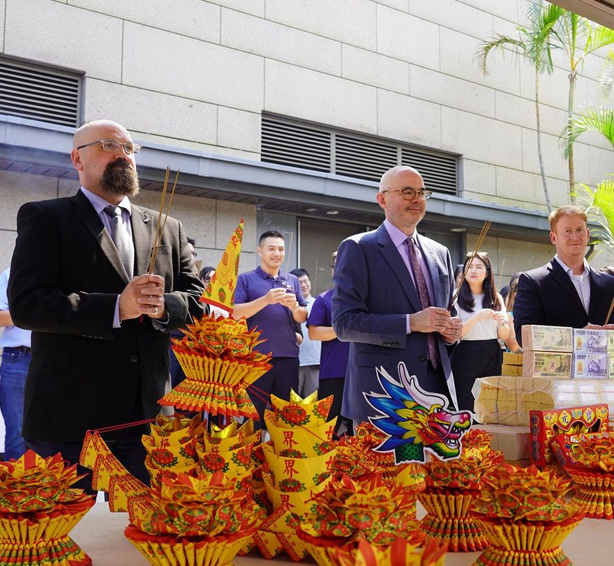 AIT擺桌普渡超講究！谷立言中文誦讀祝禱文　紙錢還有美金
