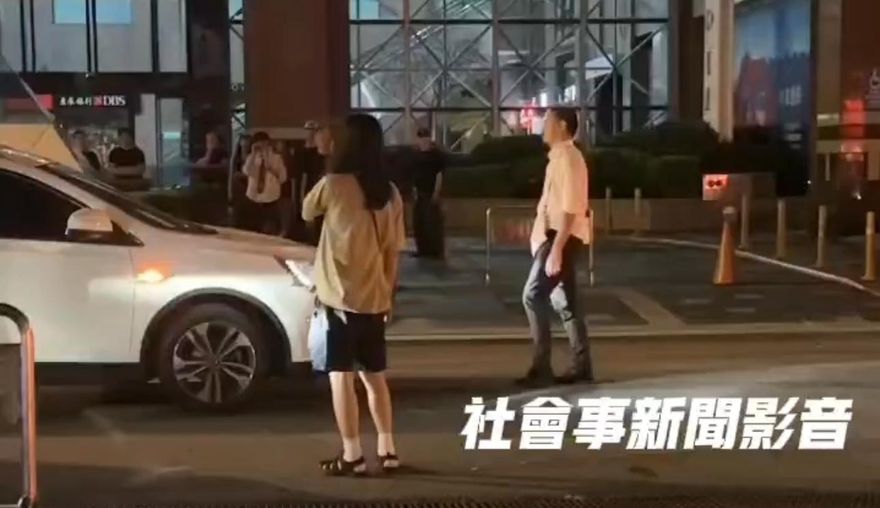 影/北市信義區醉男暴走　無故擋車亂砸嗆「撞我啊」