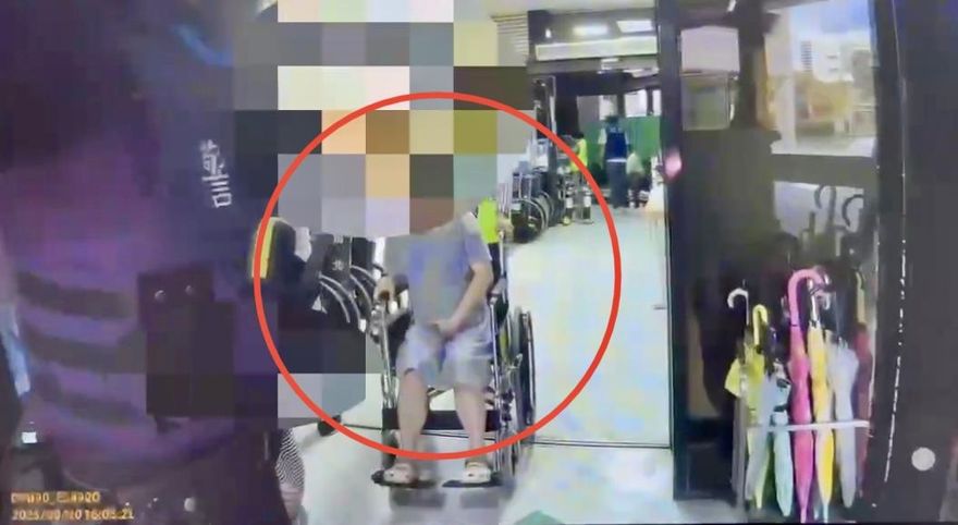 影/日籍孕婦臨盆夫攔警車求助　警火速開道協助送醫