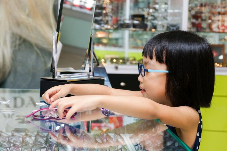 近視度數狂飆！孩子該戴角膜塑型片嗎？ 醫揭「適用條件」
